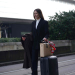 Geschäftsfrau mit eleganter Damen Business Tasche und Rollkoffer