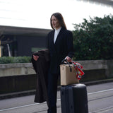 Geschäftsfrau mit eleganter Damen Business Tasche und Rollkoffer