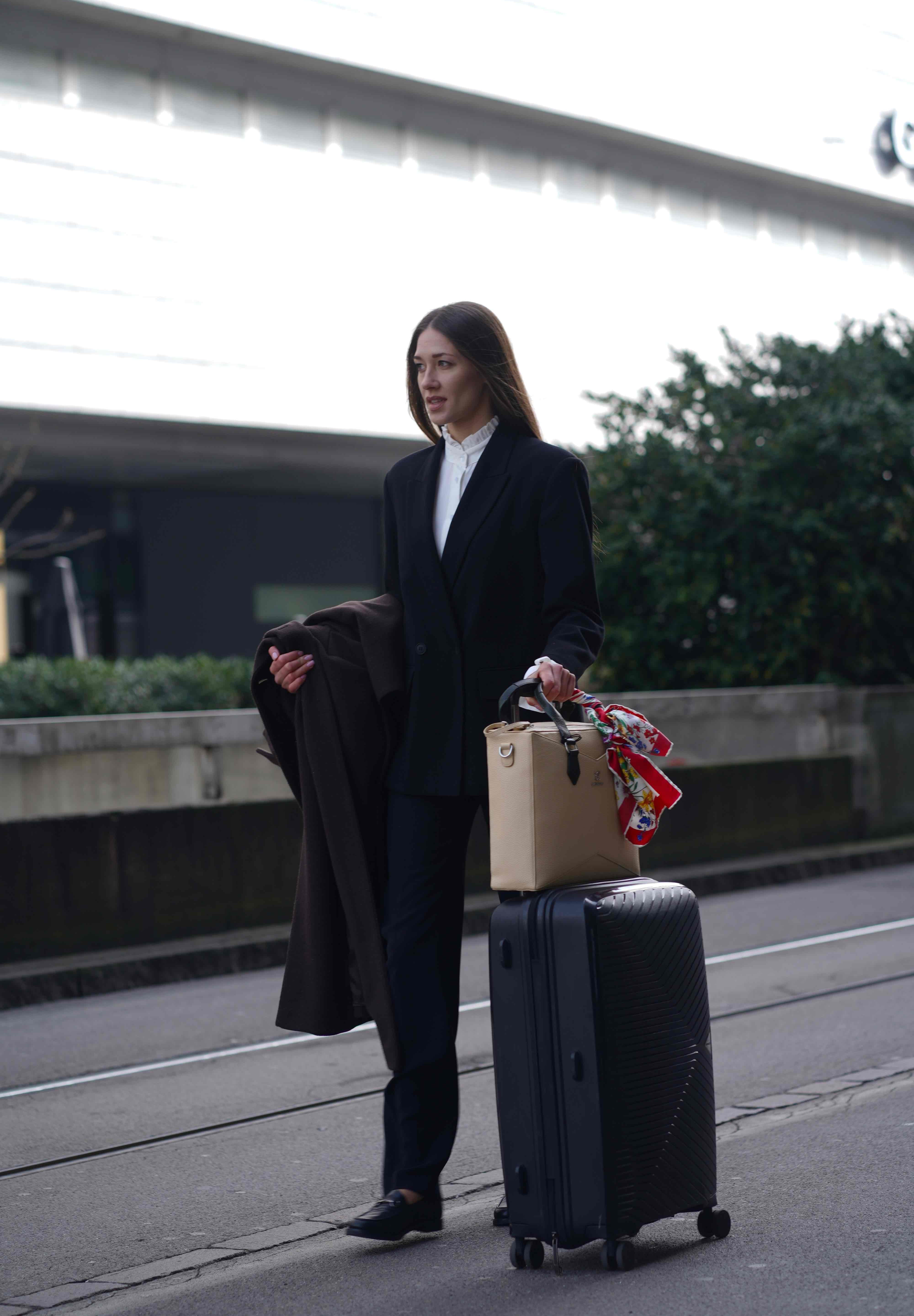 Geschäftsfrau mit eleganter Damen Business Tasche und Rollkoffer